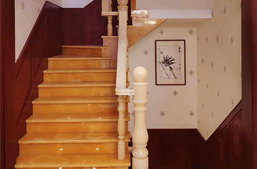定安中式别墅室内汉白玉石楼梯的定制安装装饰效果